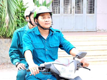 Anh Nguyễn Quang Tuấn (phía trước) cùng đồng đội đi tuần tra.