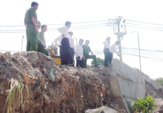 Phó chủ tịch UBND tỉnh Võ Văn Chánh, cùng lãnh đạo các ngành chức năng thị sát hiện trường đoạn bờ kè bị sập