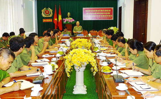Trung tướng Đường Minh Hưng, Phó tổng cục trưởng Tổng cục an ninh phát biểu tại buổi làm việc với Công an tỉnh.