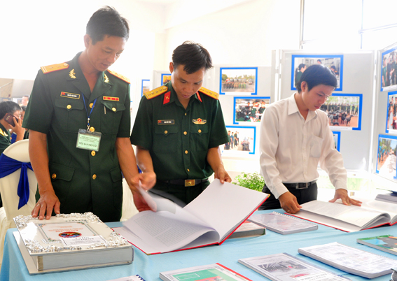 Đại biểu đến dự lễ xem các bài đoạt giải cuộc thi tìm hiểu truyền thống lực lượng vũ trang Đồng Nai (ảnh: Đăng Tùng)