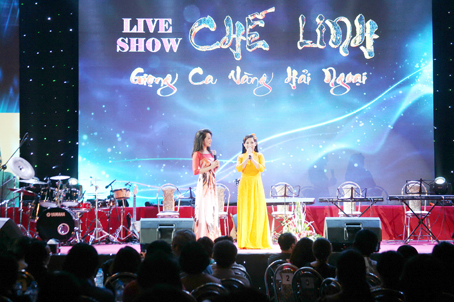 Ca sĩ Phi Nhung (bên phải) biểu diễn phục vụ khán giả Đồng Nai trong đêm nhạc riêng của ca sĩ Chế Linh.   