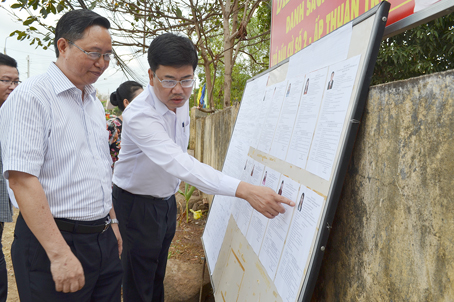 Thành viên Ủy ban Bầu cử tỉnh kiểm tra công tác niêm yết danh sách ứng cử viên đại biểu Quốc hội và đại biểu HĐND các cấp tại xã Bình Minh, huyện Trảng Bom.