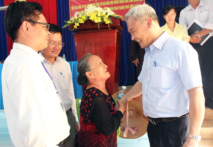 Bí thư Tỉnh ủy Nguyễn Phú Cường gặp gỡ người dân bên lề hội nghị tiếp xúc cử tri ở phường Bửu Hòa.