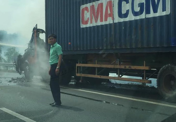  Đầu xe container bị lửa cháy rụi (hình: CTV)