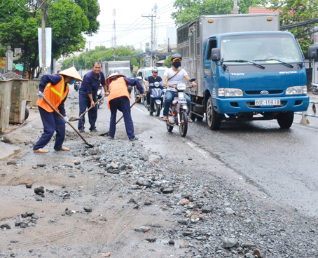 Đất đá từ các hẻm thuộc KP.1, phường Tân Hiệp tràn đầy ra đường và kéo dài một đoạn trên đường Nguyễn Ái Quốc.