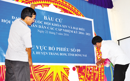 Ủy ban Bầu cử xã Hối Nai 3, huyện Trảng Bom chuẩn bị khu vực bỏ phiếu ở ấp Thanh Hóa (ảnh chụp chiều 20-502016.