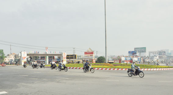 Tại nút giao thông cổng chào TP.Biên Hòa các phương tiện di chuyển trật tự và ổn định.
