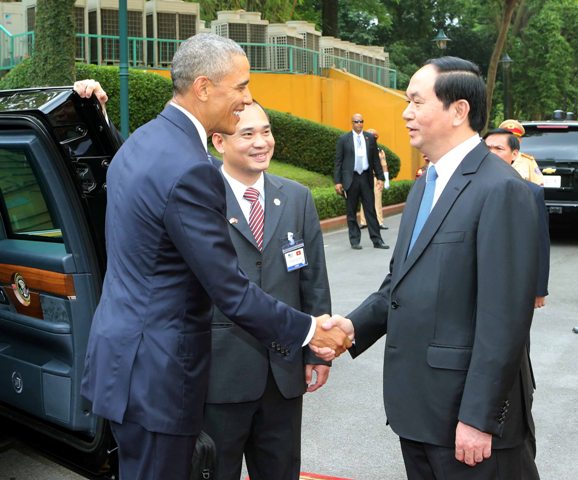 Chủ tịch nước Trần Đại Quang đón Tổng thống Barack Obama.