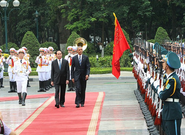 Chủ tịch nước Trần Đại Quang và Tổng thống Hoa Kỳ Barack Obama duyệt Đội danh dự Quân đội nhân dân Việt Nam.