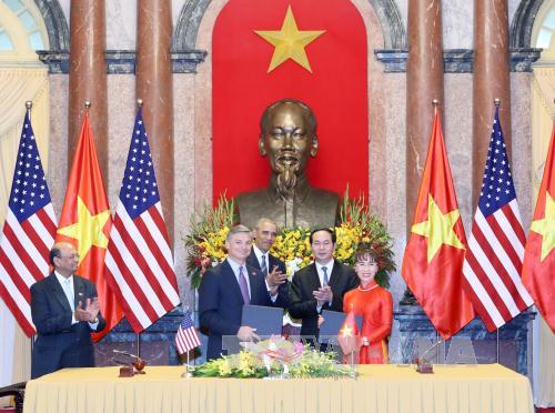 Chủ tịch nước Trần Đại Quang và Tổng thống Hoa Kỳ Barack Obama chứng kiến Lễ ký hợp đồng đặt mua 100 máy bay Boeing giữa Hãng hàng không VietjetAir của Việt Nam với Tập đoàn chế tạo máy bay Boeing của Hoa Kỳ. Ảnh: Nhan Sáng/TTXVN