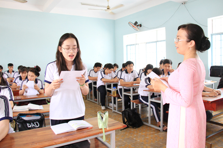  Cô trò Trường THPT Chu Văn An (TP.Biên Hòa) ôn thi môn ngoại ngữ.  Ảnh: Công Nghĩa
