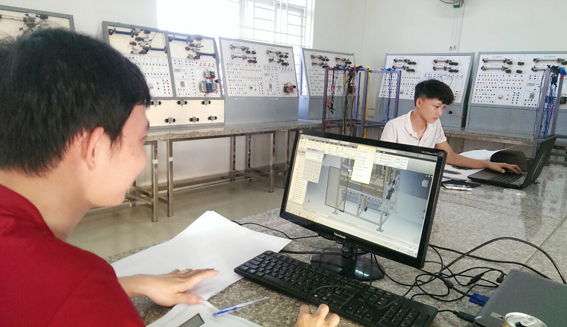  Hai thí sinh Đồng Nai dự thi nghề cơ khí chế tạo. 