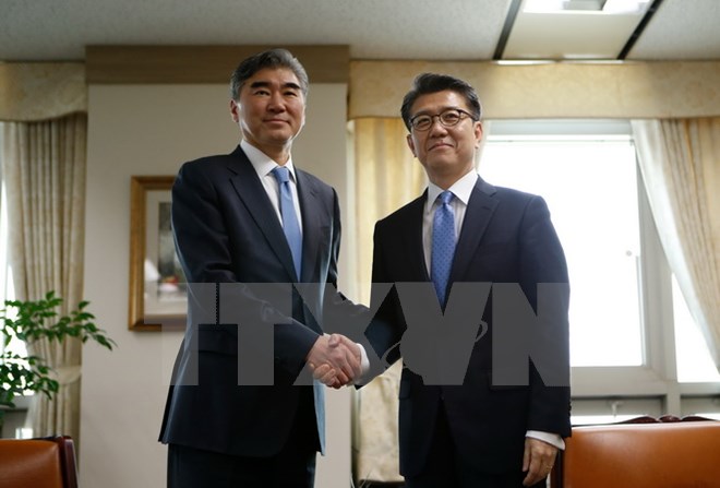 Đặc phái viên hạt nhân Hàn Quốc Kim Hong-kyun (phải) và người đồng cấp Mỹ Sung Kim (trái). (Nguồn: AFP/TTXVN)