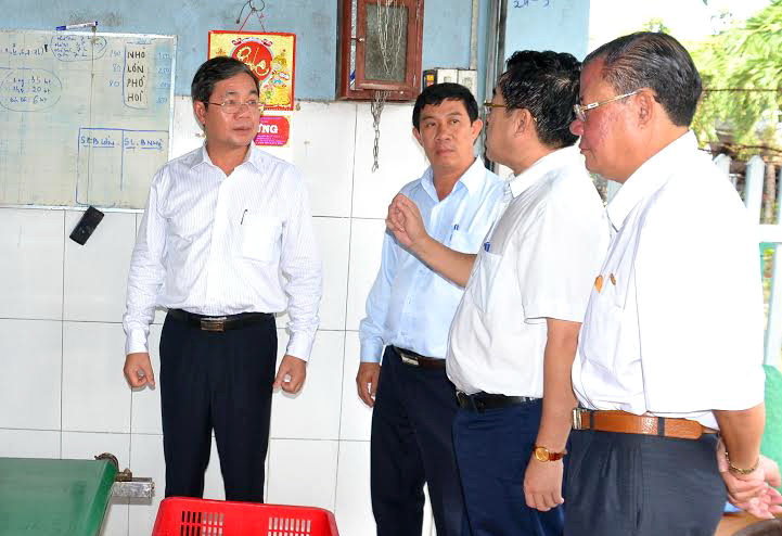 Phó chủ tịch UBND tỉnh Nguyễn Quốc Hùng (bên trái) làm việc tại HTX dịch vụ vận tải Nhơn Trạch