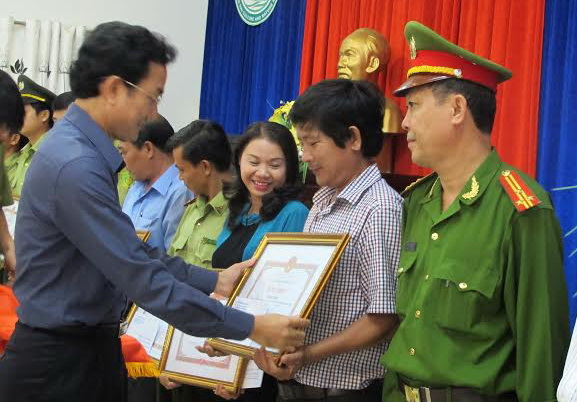 Phó chủ tịch UBND tỉnh Võ Văn Chánh trao Bằng khen cho các tập thể, cá nhân có thành tích tốt trong công tác Quản lý, bảo vệ rừng