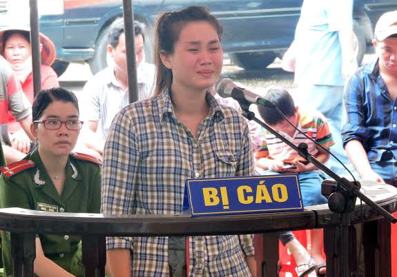 Bị cáo Nguyễn Thị Kiều khóc ân hận tại phiên tòa xét xử