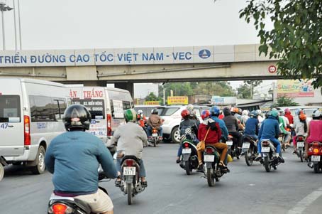 Tại nút giao giữa quốc lộ 51 với đường dẫn lên đường cao tốc TP.Hồ Chí Minh - Long Thành - Dầu Giây thường xảy ra kẹt xe, phương tiện tập trung đông đúc vào những ngày nghỉ lễ, cuối tuần.