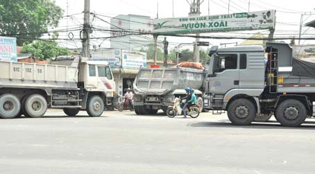 Xe máy lọt thỏm giữa những chiếc xe tải ben, đoạn vào khu vực mỏ đá Tân Cang, xã Phước Tân (TP.Biên Hòa).