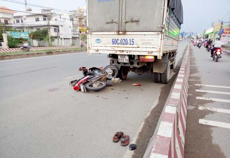 Hiện trường vụ tai nạn giao thông xảy ra trên quốc lộ 51, đoạn qua xã An Hòa (TP.Biên Hòa) khiến 1 người chết, 2 người bị thương nặng ngày 20-5.