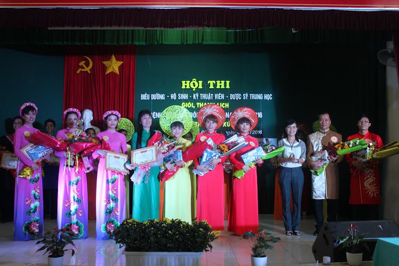Giám đốc Bệnh viện nhi đồng Đồng Nai Nguyễn Lê Đa Hà (thứ 3 từ phải qua) tặng bằng khen cho tập thể đạt giải nhất hội thi