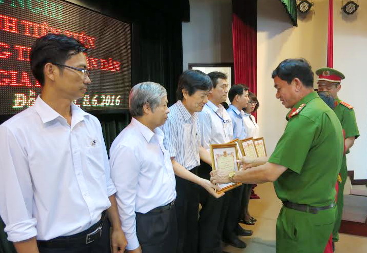 Đại tá Văn Quyết Thắng, Giám đốc Cảnh sát PCCC tỉnh trao giấy khen cho các điển hình tiên tiến