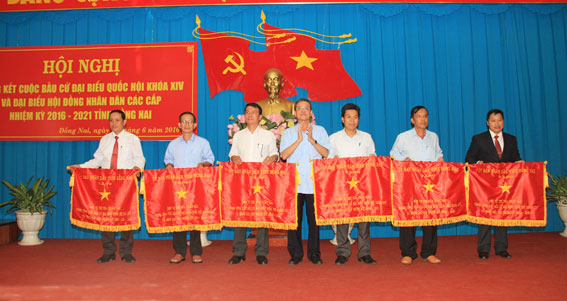 Phó bí thư Tỉnh ủy, Chủ tịch UBND tỉnh Đinh Quốc Thái trao cờ thi đua xuất sắc cho các tập thể. Ảnh: Huy Anh.