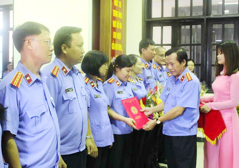 Ông Huỳnh Văn Lưu, Viện trưởng Viện Kiểm sát Nhân dân tỉnh trao quyết định bổ nhiệm kiểm sát viên trung cấp cho những người đạt yêu cầu