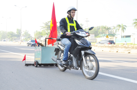  Trước nạn đinh tặc hoành hành, Nguyễn Hữu Lợi  tự bỏ tiền ra đóng xe hút đinh và bất kể ngày đêm, nắng mưa nhằm giúp người đi đường tránh nạn.