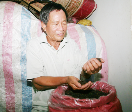 Ông Lê Văn San (65 tuổi, ngụ ấp Ngọc Lâm 1, xã Phú Thanh, huyện Tân Phú) bên số tiêu vừa thu hoạch được từ mảnh vườn của gia đình.