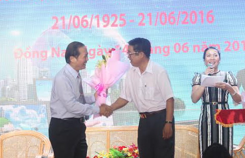  Giám đốc Sở Y tế Huỳnh Minh Hoàn tặng hoa cho nhà báo Mai Sông Bé, Giám đốc Đài phát thanh - truyền hình Đồng Nai