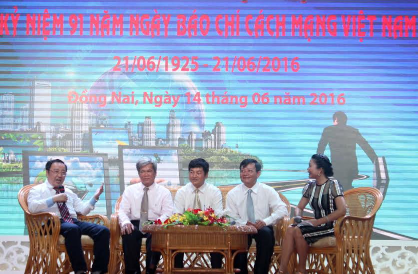  Giám đốc Bệnh viện đa khoa Đồng Nai Phan Huy Anh Vũ phát biểu tại buổi tọa đàm giao lưu với các nhà báo.    