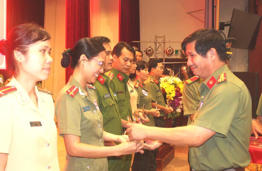 Giám đốc Công an tỉnh Huỳnh Tiến Mạnh trao biểu trưng cho các thí sinh trước khi thi