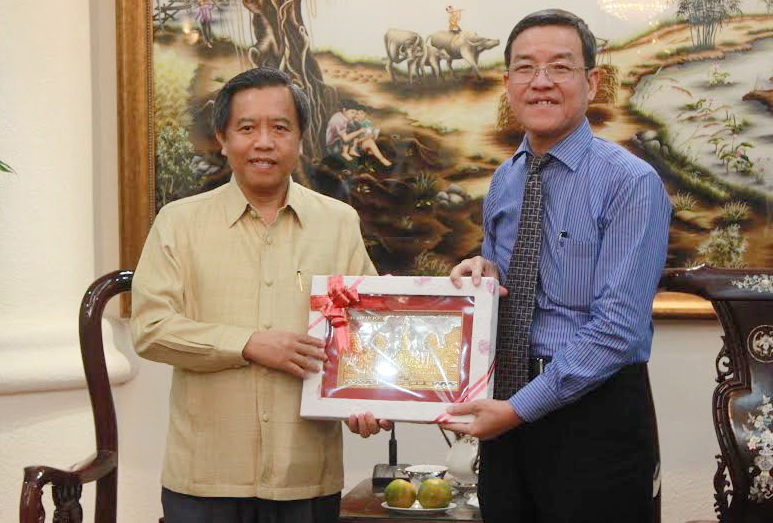 Đồng chí Boviengkham Vongđara, Bộ trưởng Bộ Khoa học – công nghệ Lào tặng quà lưu niệm cho đồng chí Đinh Quốc Thái, Chủ tịch UBND tỉnh