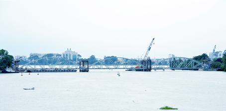 Cầu Ghềnh đã nối nhịp trên giàn giáo mới nhìn từ cầu Bửu Hòa (bờ trái là phường Bửu Hòa, bờ phải là xã Hiệp Hòa).
