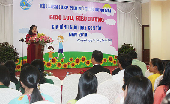 Phó chủ tịch UBND tỉnh Nguyễn Hòa Hiệp phát biểu tại buổi giao lưu.