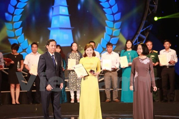 Đại diện báo Điện tử VietnamPlus nhận giải B Giải Báo chí Quốc gia 2015. (Ảnh: Minh Sơn/Vietnam+)