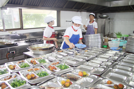 Chuẩn bị bữa ăn giữa ca cho người lao động tại Tổng công ty công nghiệp thực phẩm Đồng Nai.
