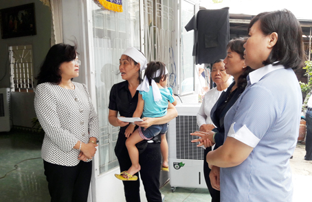 Phó chủ tịch UBND tỉnh Nguyễn Hòa Hiệp (bìa trái) thăm, động viên gia đình em  Nguyễn Đức Thiện, phường Tân Biên, TP.Biên Hòa.