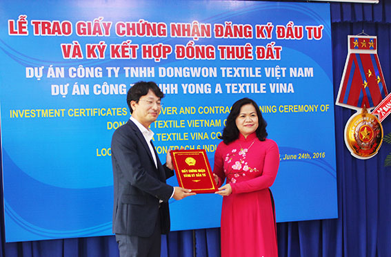 Phó chủ tịch UBND tỉnh Nguyễn Hòa Hiệp trao giấy chứng  nhận cho Công ty TNHH Yong A Textile Vina Việt Nam ở Khu công  nghiệp Nhơn Trạch 6 (huyện Nhơn Trạch)