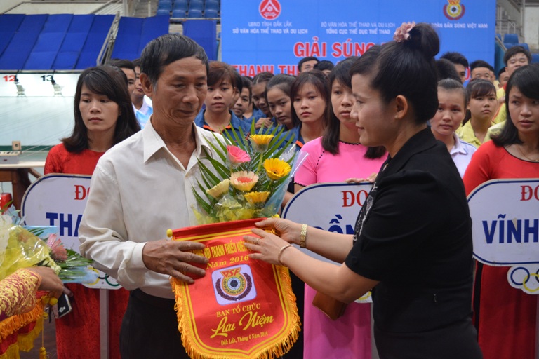 Đoàn Đồng Nai nhận cờ, hoa từ ban tổ chức giải.