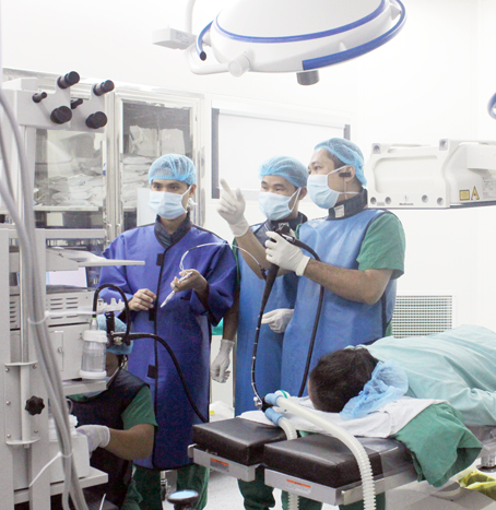 Các bác sĩ Khoa Nội soi Bệnh viện đa khoa Đồng Nai đang thực hiện nội soi tán sỏi đường mật cho một bệnh nhân.  Ảnh: N.Thư.