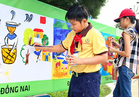 Đơn vị Đồng Nai tham gia thi vẽ tranh “Em yêu biển, đảo Việt Nam”.