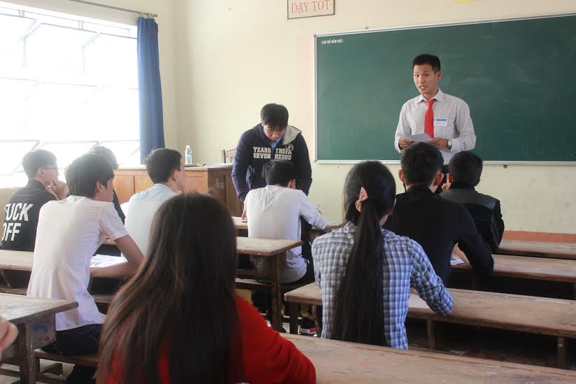 Giám thị phổ biến quy chế thi cho thí sinh tại điểm thi Trường THCS Trần Hưng Đạo (TP.Biên Hòa)