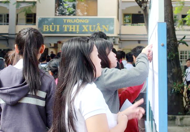 Thí sinh xem số báo danh tại điểm thi Trường TH-THCS-THPT Bùi Thị Xuân (TP.Biên Hòa