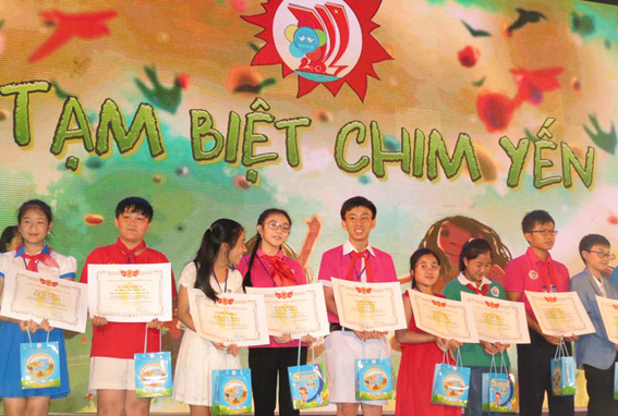 Em Nguyễn Hoàng Nguyên (áo hồng – giữa) nhận giải xuất sắc hội thi hùng biện tiếng Anh.