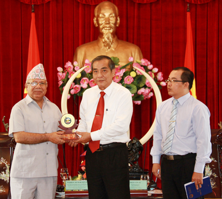 Phó bí thư thường trực Tỉnh ủy Trần Văn Tư tặng quà đoàn Đảng Cộng sản Marxist-Leninist Thống Nhất Nepal. Ảnh: 