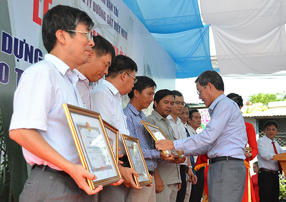 Chủ tịch UBND tỉnh Đinh Quốc Thái tặng Bằng khen cho các tập thể và cá nhân xuất sắc trong dự án khôi phục cầu Ghềnh