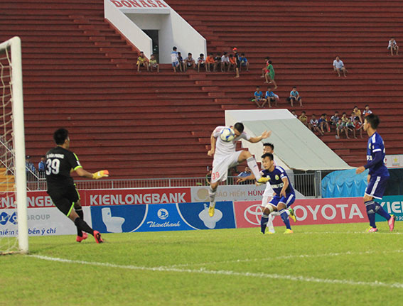 Đá bại Tây Ninh 3-1, Đồng Nai (áo trắng) vươn lên xếp hạng tư trên bảng xếp hạng. Ảnh: Huy Anh