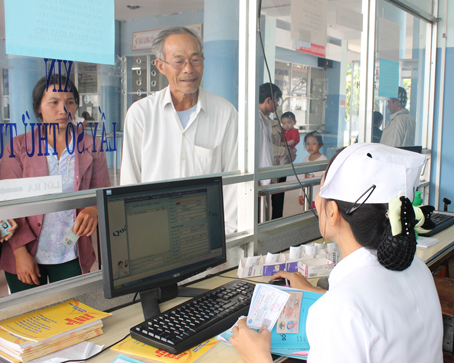 Bệnh nhân đăng ký khám bệnh bảo hiểm y tế  tại Bệnh viện đa khoa khu vực Định Quán.  Ảnh: Đ.Ngọc.