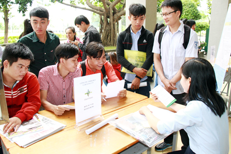 Sinh viên Trường cao đẳng công nghệ và quản trị Sonadezi tham gia Ngày hội việc làm do trường và Hiệp hội doanh nghiệp Đài Loan tại Đồng Nai tổ chức.  Ảnh: C.NGHĨA
